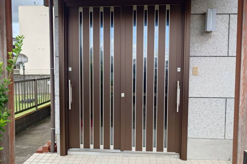 Ｍ様邸 　玄関サッシカバー工法