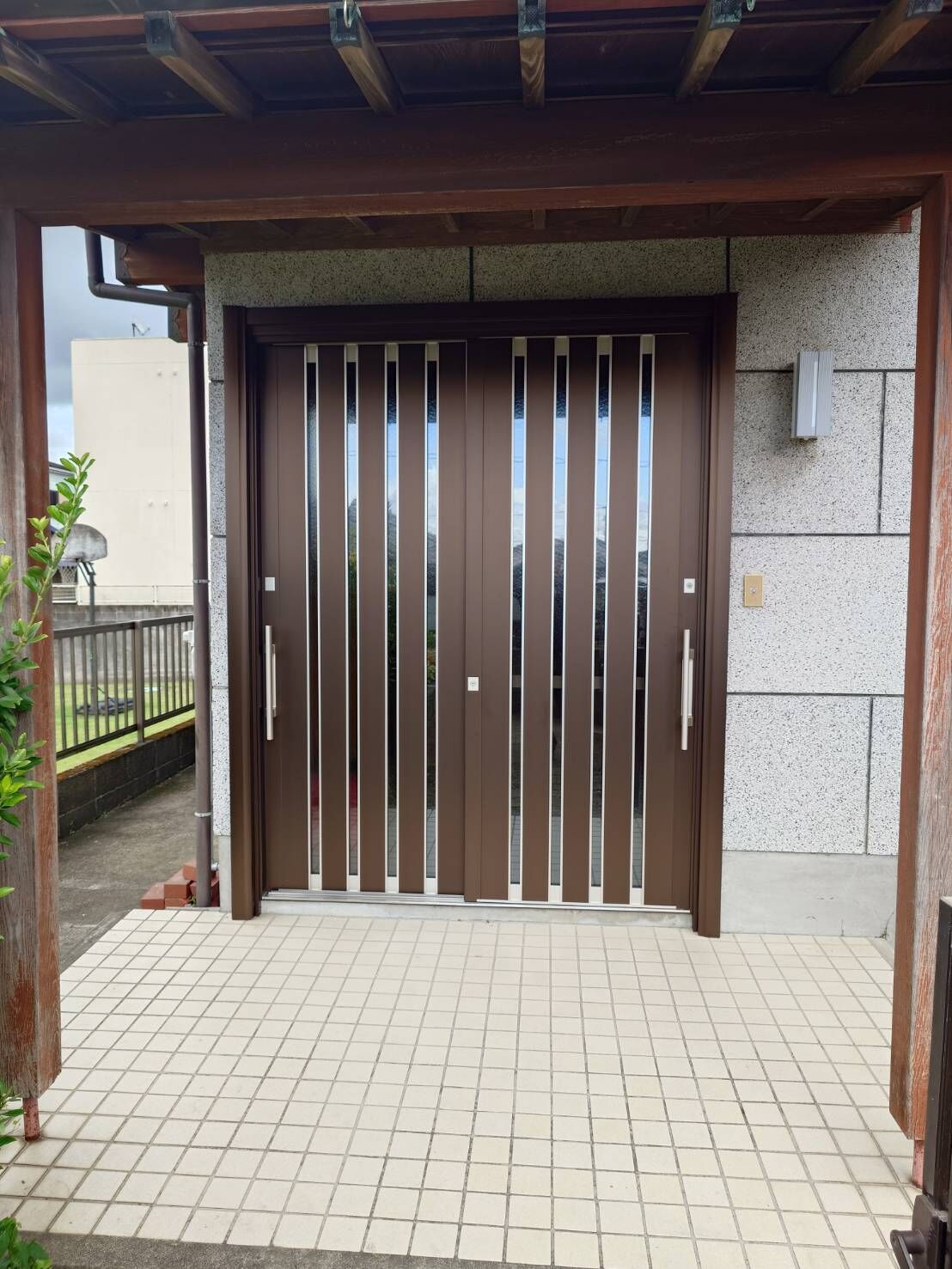 Ｍ様邸 　玄関サッシカバー工法